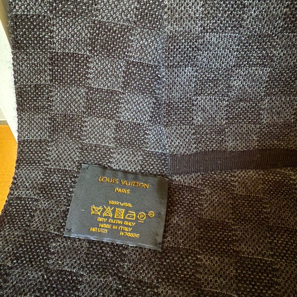 Louis Vuitton Petit Damier Graphite LV Logo
Wool Scarf - Picture 12 of 15